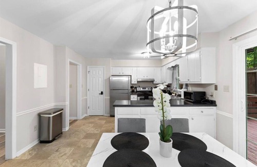 Northwest Raleigh Apartment | Charming 2-bedroom apartment~Centrally located near RDU