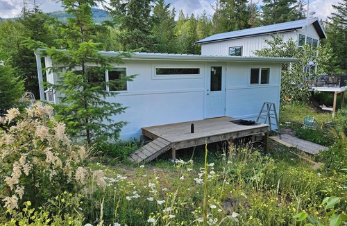 Ashton Creek Cottage | Charming 2-bedroom cottage in Enderby with AC, WiFi and Kitchenette.