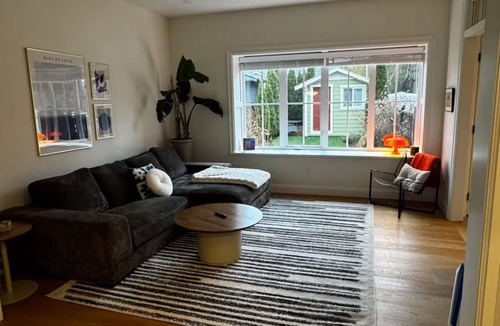 Courtenay House | Charming 2-bedroom Duplex with WiFi and AC in Courtenay