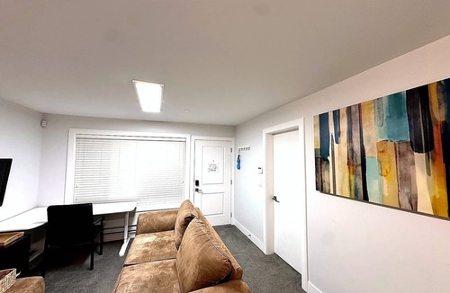 White Rock House | Charming 2 BR 1BA Basement suit in White Rock with WiFi