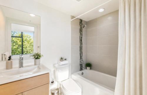 Gastown Apartment | Charming 2BR Suite in Gastown Close to Waterfront SkyTrain Station