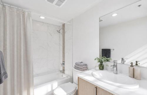 Gastown Apartment | Charming 2BR Suite in Gastown Close to Waterfront SkyTrain Station