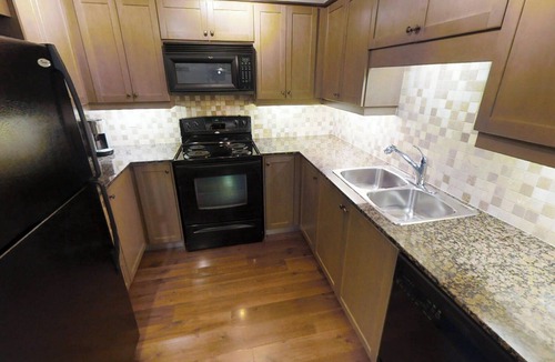 Toronto Entertainment District Apartment | Charming 3-BR Condo in DR Toronto