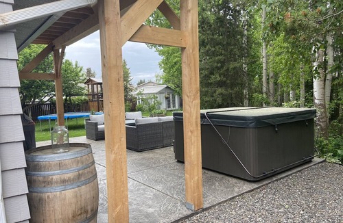 Smithers House | Charming 4 Bedroom House: Minutes from Downtown Smithers, Featuring a Hot Tub