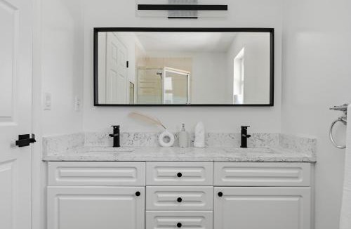 South Surrey Apartment | Charming 4 br Retreat in South Surrey White Rock