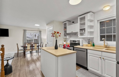 St. Catharines House | Charming Chelsea Suite in St.Catharines