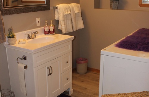 Fruitvale Bed & Breakfast | Charming Corner in Fruitvale. 30 Minutes from Red Mountain, Salmo and Whitewater
