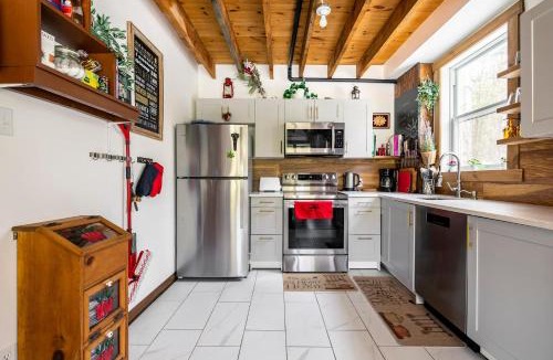 Sainte-Beatrix Ski Chalet | Charming Cottage In a Peaceful Forest & Calm River