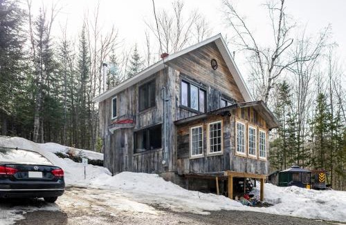 Sainte-Beatrix Ski Chalet | Charming Cottage In a Peaceful Forest & Calm River