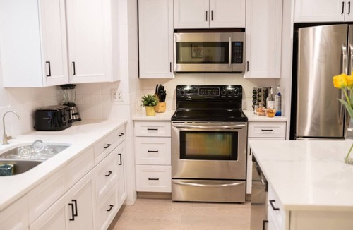 South Pandosy House | Charming Gyro Beach Getaway: Hot Tub & Parking