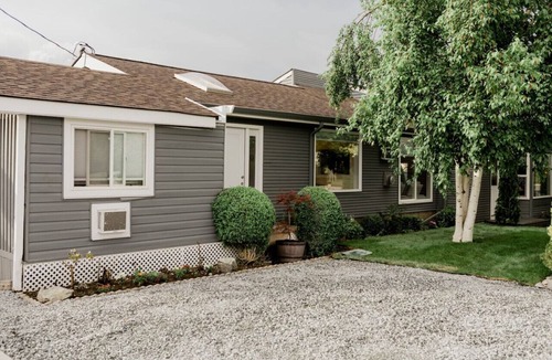 South Pandosy House | Charming Gyro Beach Getaway: Hot Tub & Parking