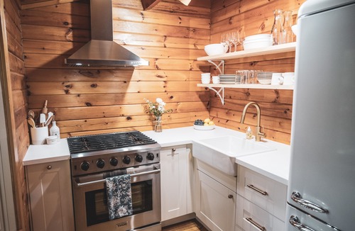 Seguin Cottage | Charming Lakefront Cottage