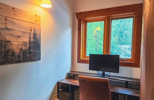 Revelstoke Ski Chalet | Charming Log Chalet Getaway with Wood Fireplace and Hot Tub – 1 km from Resort