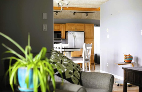 Yellowknife House | Charming Retreat with Stunning Views in Yellowknife's Prestigious Neighborhood