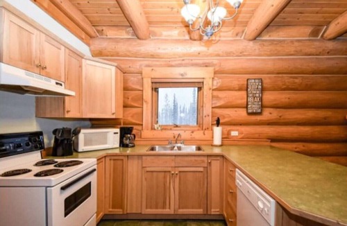 Golden Ski Chalet | Charming Rustic Cabin Perfect for Groups