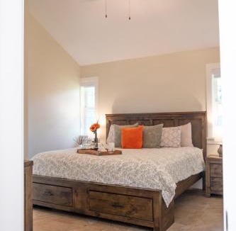 Central Okanagan Bed & Breakfast | CHATHAM HOUSE Kelowna Bed & Breakfast