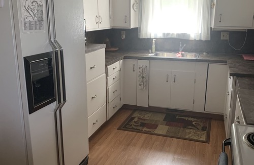 Big River Cottage | Cheerful 3 Bedroom Cottage with Fireplace.