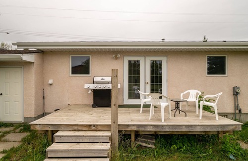 Cardston House | Cheerful 3 Bedroom Main Floor Private Suite Near Waterton