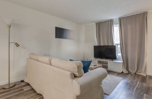 Northwest Calgary House | *Cheerful* 3 BR - OnRoute on Banff
