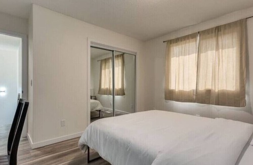 Northwest Calgary House | *Cheerful* 3 BR - OnRoute on Banff