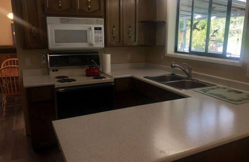 North Bend Cottage | Cheerful 4 bedroom cottage in the Fraser Canyon
