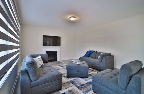 The Blue Mountains Ski Chalet | Cheerful 4-Bedrrom Chalet in Blue Mountain.