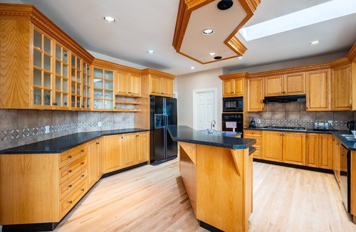 Surrey House | Cheerful 8 bedroom home C/W hot tub, 1.6 Acre lot