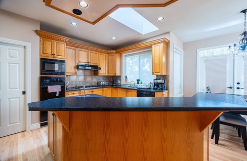 Surrey House | Cheerful 8 bedroom home C/W hot tub, 1.6 Acre lot