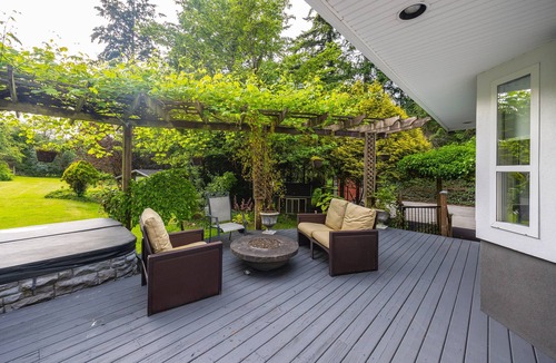 Surrey House | Cheerful 8 bedroom home C/W hot tub, 1.6 Acre lot
