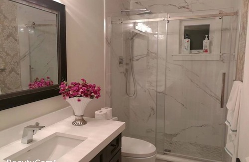 Marpole House | Cheerful one bdrm (N) share a bath with another room