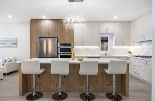 Markham House | Chic 5-Bedrooms & 4 and half Bathrooms with Elevator and Luxury Finishes