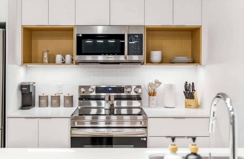 Mount Pleasant Apartment | Chic Downtown Living | Sauna, Gym + Pool Table Access