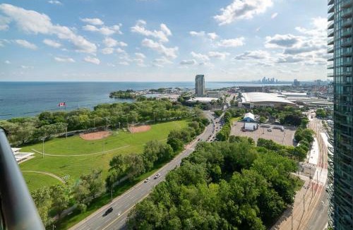 Fort York Apartment | Chic Fort York Haven Lake Views & City Pulse