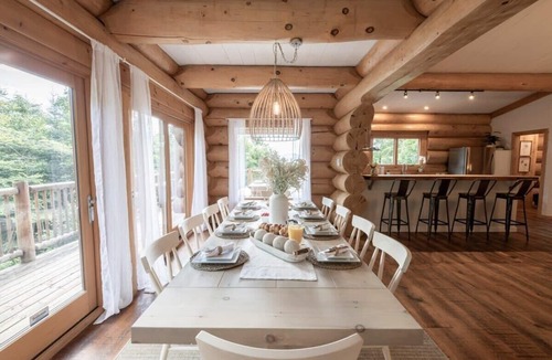Val-des-Lacs Ski Chalet | Chic Log Chalet, Fire pit & Hot Tub Near Tremblant
