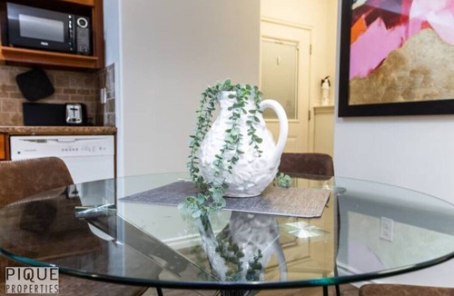 Jasper Place House | Chic Modern Vibes - Sleeps 6 - Netfix - Wifi - Long Stays