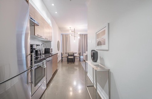 International District Apartment | Chic Old Montreal Retreat - Iconic Location