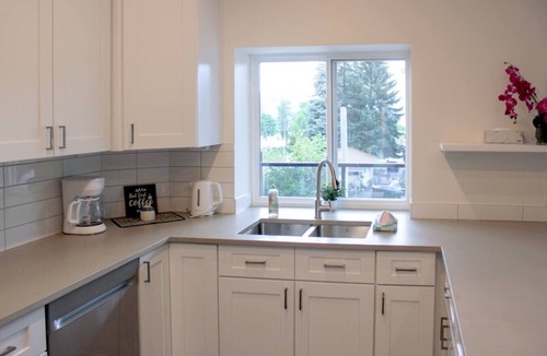 Okanagan-Similkameen Apartment | Chic Retreat | Rooftop Sauna, BBQ + Lake Views