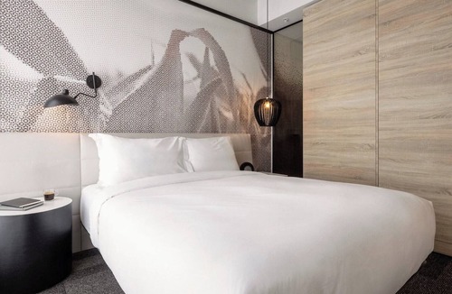 Brossard Hotel | Chic Room w/Kitchenette, Desk & Dining Table – Perfect for Work or Relaxation