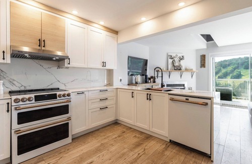 Saint-Sauveur Condo | Chic Saint-Sauveur ski-view condo with panoramic views!