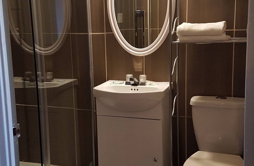 Laval Hotel | Chomedey Inn