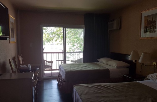 Laval Hotel | Chomedey Inn