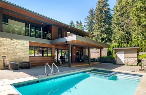 West Vancouver Resort | Cinematic Mansion with Pool and Hot tub