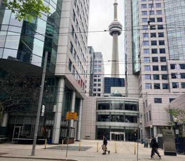 Financial District House | City Centre Suite, Steps to UofT, TMU, Yonge-Dundas Square