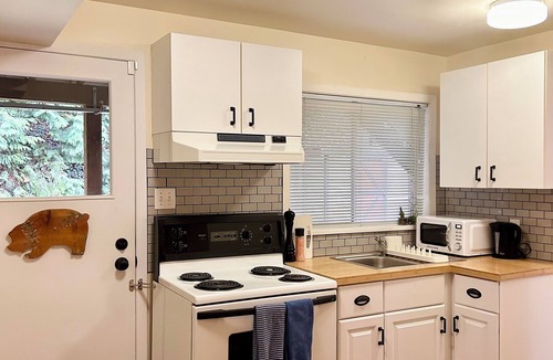 District of North Vancouver House | City & Mountain Garden Stay
