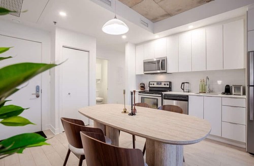 Quartier des Spectacles Apartment | City View Comfort Stay | Parking, Gym & Pool