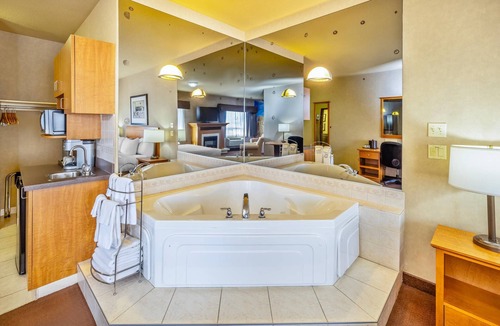 Rimbey Hotel | Clarion Pointe