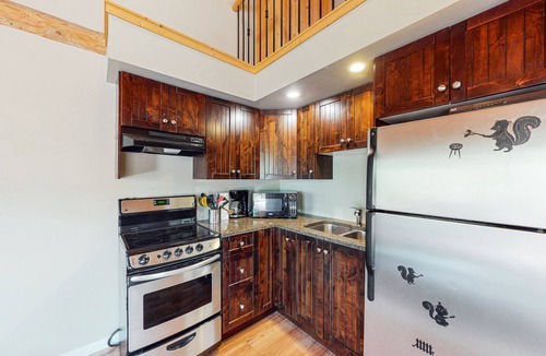 Lac Le Jeune Cabin | Classic log cabin with deck, full kitchen, & free internet