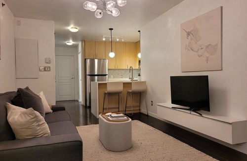 Yaletown Apartment | Clean, contemporary pet friendly Yaletown apartment