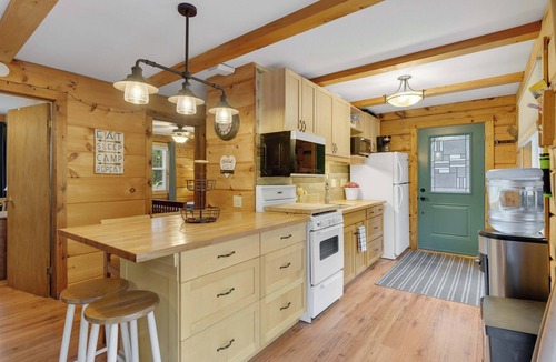 Irondale Cabin | Clear Bay Cabin Pet friendly log cabin, private 1.3 acres beach 4 min. drive.