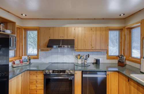 East Kootenay House | Cliff Cabin | Hot Tub | Spectacular Views